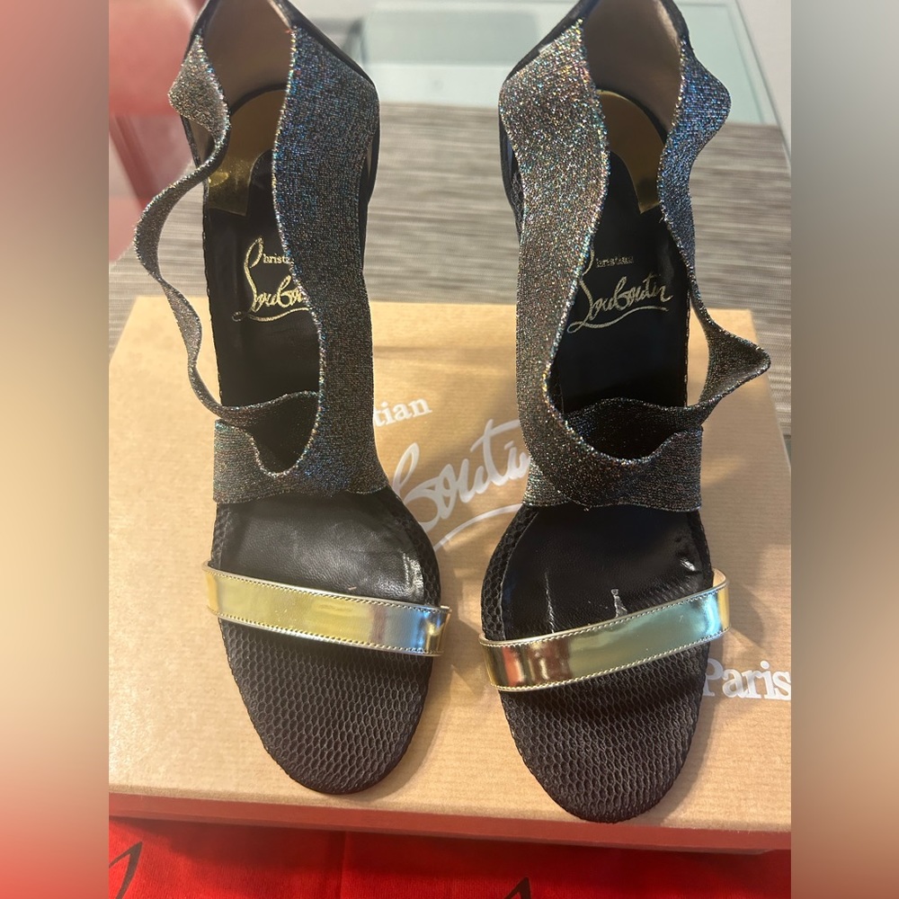 Gently worn Red bottom heel’s back& gold multiple color glitter straps….